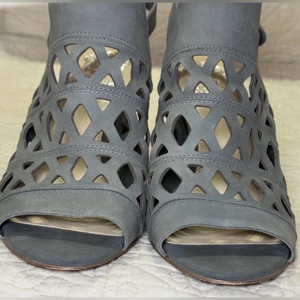 Vince Camuto Womens Size 9W Gray Deverly Cutout Nubuck Heeled Sandals Leather - Picture 6 of 10